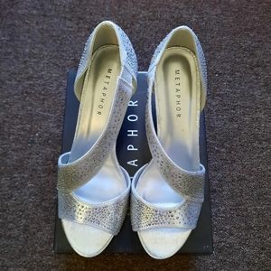 New in box, Metaphor sz 8 sexy silver heels